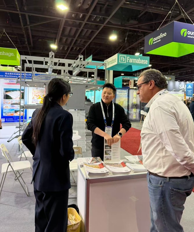 ZEUSYANG team discussing layer farm projects with visitors at IPPE 2026